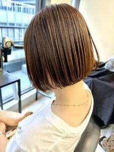 艶のあるブラウンカラーのボブスタイル