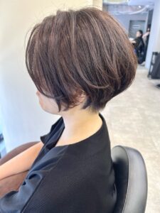 丸みと毛流れが美しい大人のショートヘア