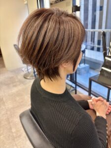 明るい筋感を生かした立体カラーの大人ショート