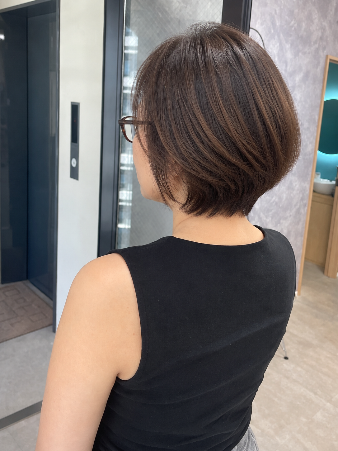 ショートヘアの後ろ姿