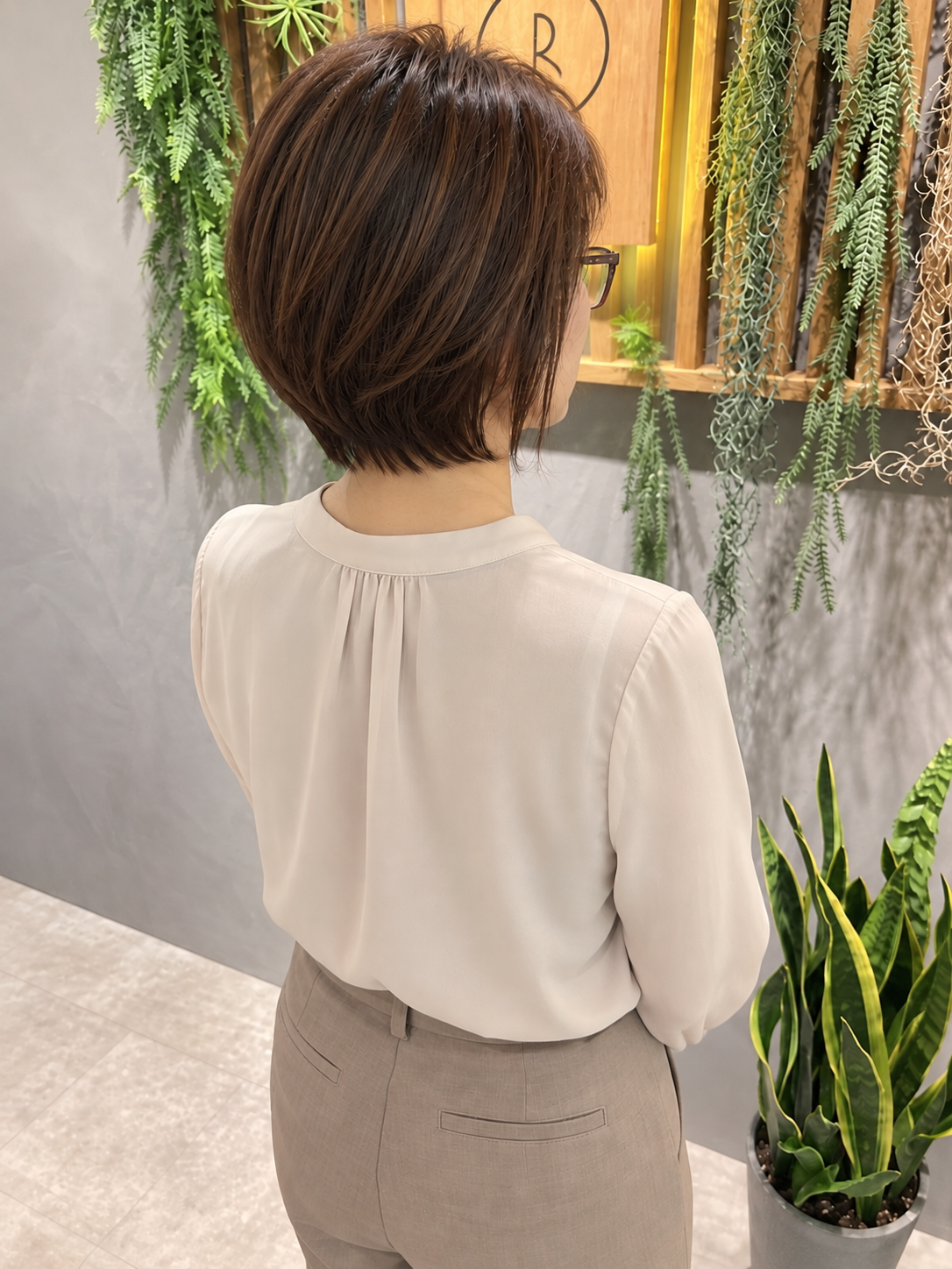 ショートヘアの後ろ姿