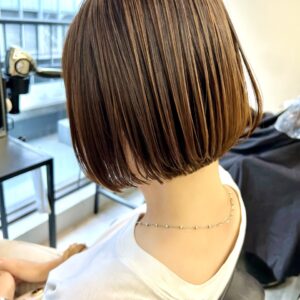 艶のあるブラウンカラーのボブスタイル