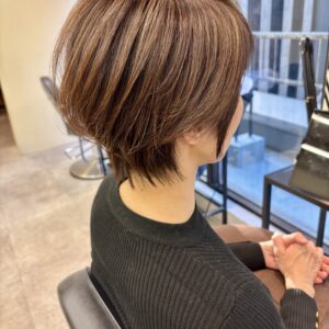 明るい筋感を生かした立体カラーの大人ショート