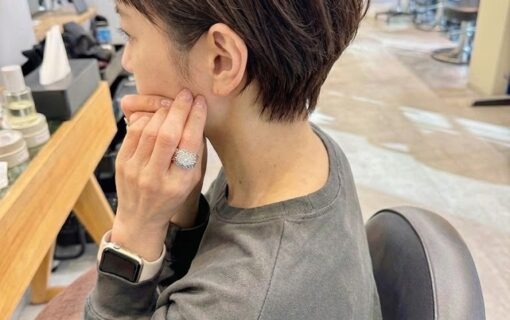 丸みと軽やかさのある40代の上品ショートヘア